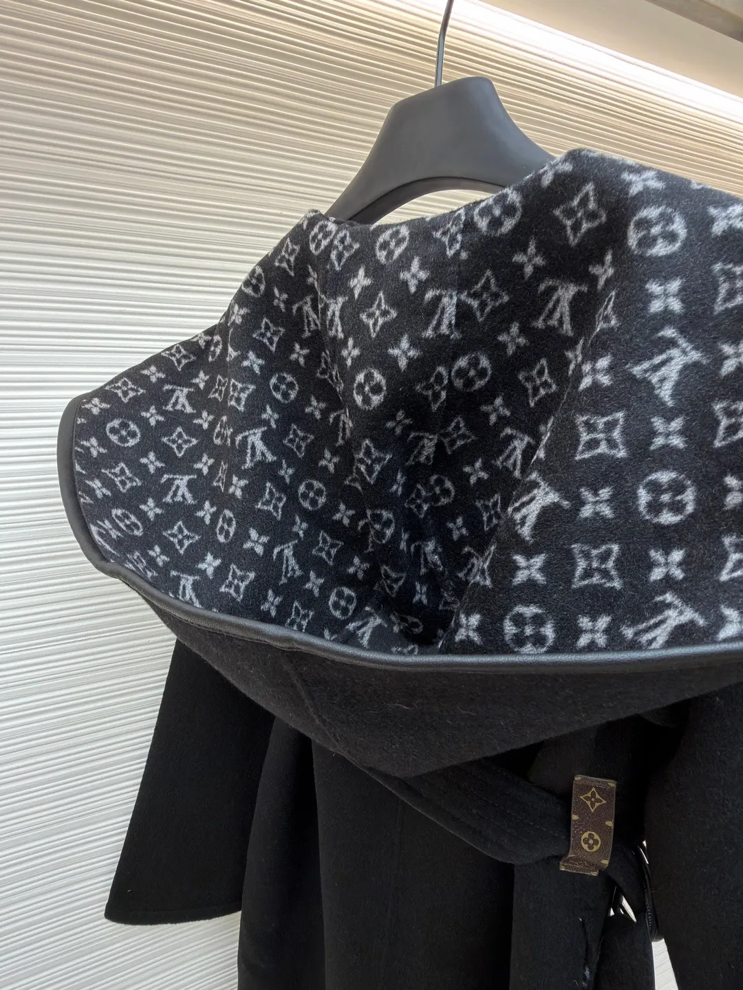 LOUIS VUITTON Wool lace-up hooded coat (mid-length) ●Original version: Purchased and developed by 36669 ●Item number: 1682297-J025 ●Fabric: wool fabric ●Technology: jacquard production ●Color: black ●Version: loose fit ●Weight: about 1575 grams ●Size: 34-36-38-40 ●Description: This presbyopic wool coat is made of double-sided blended wool fabric imported from Italy. The main part is made of high-density matte black wool, which has been pre-shrunk and steam-set to ensure that the fabric is stiff and not easily deformed. The large lapel and belt areas use jacquard weaving technology to present the classic presbyopic pattern as a three-dimensional texture. The pattern is digitally positioned and plated to ensure that the texture is symmetrical and clear. The body of the garment is unlined and double-sided sewn to reduce the weight of the garment while improving skin-friendliness. The cuffs and hem are hand-stitched to reveal exquisite details. The waist is customized with a wide belt of the same fabric, with an adjustable buckle design with invisible stitching, allowing the silhouette to be freely adjusted; the neckline adopts a double-layer composite structure, combined with the fixation process of hand-made arch stitches, to make the large lapels more three-dimensional. Every splicing follows the precision sewing standard of 1cm/8 stitches, perfectly integrating craftsmanship and design aesthetics. The overall wiring is straight and delicate, the fabric is comfortable and soft, and the color is consistent without color difference. It can be matched with the same style to create a fashionable look and control various occasions. Customized accessories, complete with three standards, same style for men and women!